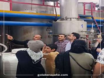Tourists visit Rayhe Rose Company  