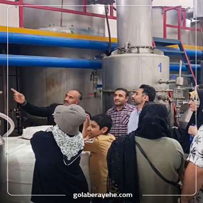 بازدید گردشگران از شرکت گلاب رایحه بازدید گردشگران از شرکت گلاب رایحه